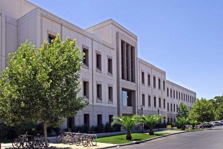 ساختمان دانشکدۀ علوم گیاهی و زیست‌محیطی در پردیس دانشگاه کالیفرنیا، دیویس( Source: https://b2n.ir/w31247 (